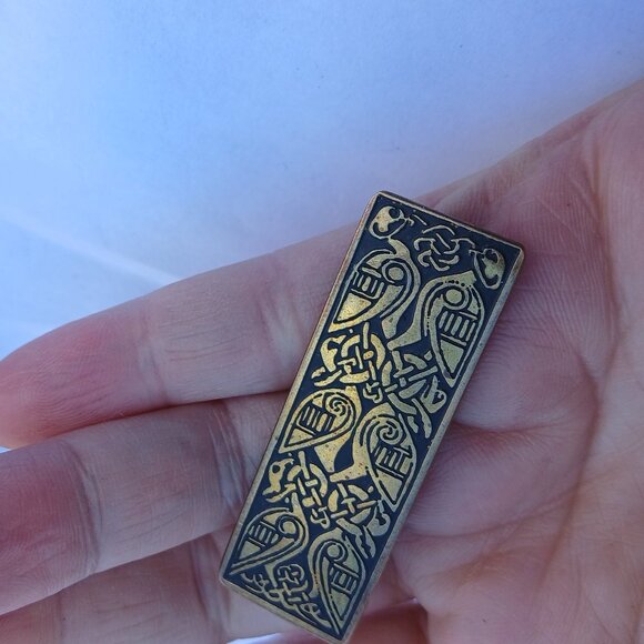 vintage Celtic intricate knot work design on metal pin flaws - Picture 6 of 14